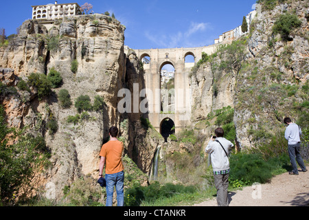 Neue Brücke (Spanisch: Puente Nuevo) aus 18. Jahrhundert zwischen hohen Felsen der Stadt Ronda, Andalusien, Südspanien. Stockfoto