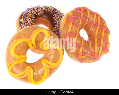 Frisch zubereitet und dekoriert Süßes Dessert Donuts oder Donuts, vor einem weißen Hintergrund, mit einen Freistellungspfad, und keine Leute Stockfoto