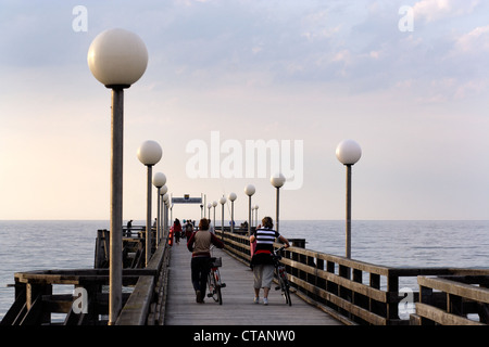 Heiligendamm, Touristen auf der Seebruecke Stockfoto