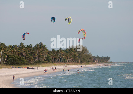 Kiteboarder und Familien genießen die saubere Gewässer und Golf Küstenstrände in Naples, Florida. Stockfoto