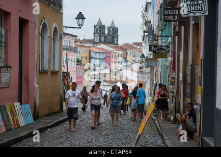 Menschen gehen auf die Altstadt Pelourinho Straße mit Igreja tun Santissimo Sacramento Passo Kirche, Salvador, Bahia, Brasilien, Süd A Stockfoto