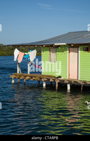 Bunte grüne Haus auf Isla Colon, Bocas del Toro, Panama. Stockfoto