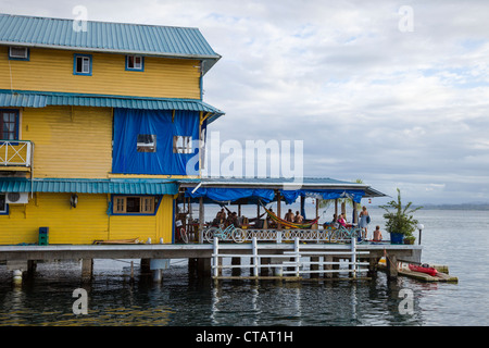 Restaurant über dem Meer in Bocas Stadt auf Isla Colon, Bocas del Toro, Panama. Stockfoto