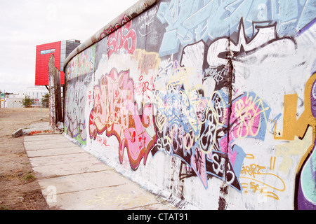 Die Berliner Mauer am Potsdamer Platz - West-Berliner mit graffiti Stockfoto