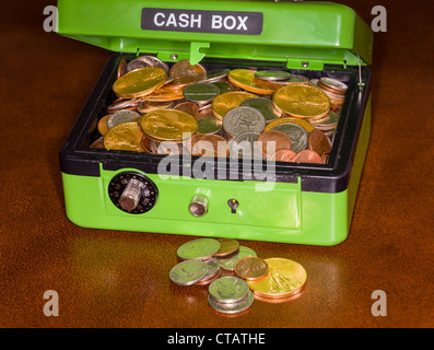 Grüne Geldkassette mit Zahlenschloss für Pfähle wie Gold und Silber-Münzen  zeigen offen Stockfotografie - Alamy