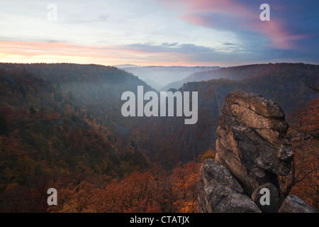 Blick vom Hexentanzplatz über das Bode-Tal zum Rosstrappe Felsen, in der Nähe von Thale, Harz Mountains, Sachsen-Anhalt, Deutschland, Europa Stockfoto