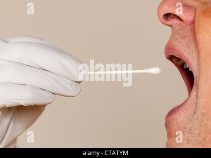 Behandschuhte Hand unter einem körperlich Fluid-Probe für DNA-Test von ältere männliche person Stockfoto