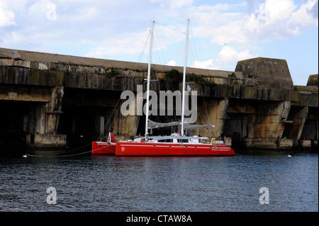 Segelboot Etoile Magique an u-Boot-Basis von Kerman, K3, WW II, Atlantikwall, Hafen von Lorient, Morbihan, Bretagne, Bretagne, Frankreich Stockfoto