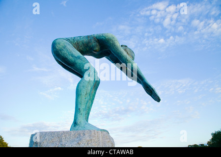 Bronzetafel des Schwimmers Ann Meldon Hugh unter Statue von ihr in Dromsna, County Leitrim, Irland. Stockfoto