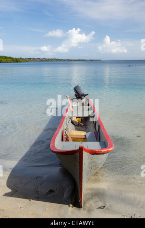 Kleines Boot am Seestern Strand auf Isla Colon, Bocas del Toro, Panama. Stockfoto