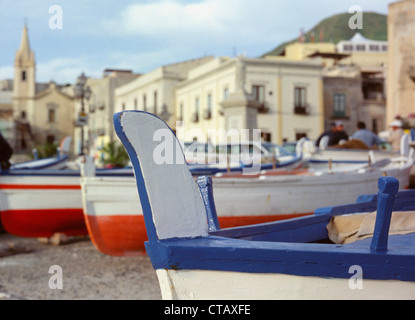 Der Bootshafen in Lipari, Sizilien auf den Äolischen Inseln. (Marina Corte) Stockfoto
