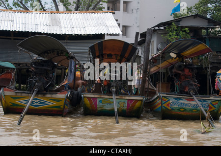 Eine Reihe von festgemachten Long-tailed Boote auf dem Chao Phraya River in Bangkok, Thailand Stockfoto