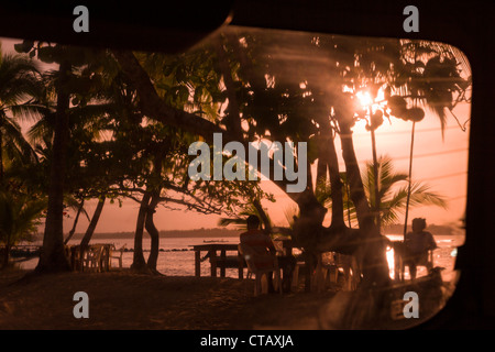 Dunstige Sonne scheint durch Autofenster bei Boca del Drago, Isla Colon, Bocas del Toro, Panama. Stockfoto