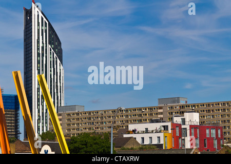 Skulptur im Park East Street Market in Südlondon. Schichten, Heygate Estate und 60 Brandon Street Gebäude im Hintergrund. Stockfoto