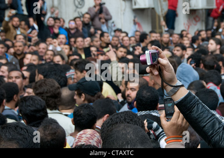 Cairo-Demonstrationen, dokumentieren 31. Januar 2012-Ägypter ihre Revolution mit Digitalkameras & social-media Stockfoto