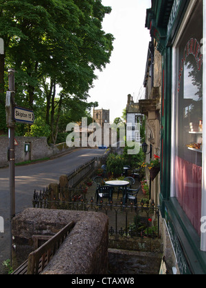 Der Dorfladen, Pub und Kirche von Kettlewell Stockfoto