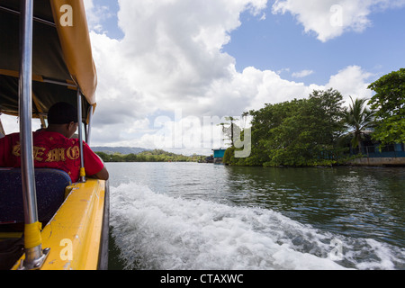 Crusing in Almirante von Isla Colon per Wassertaxi, Provinz Bocas del Toro, Panama. Stockfoto