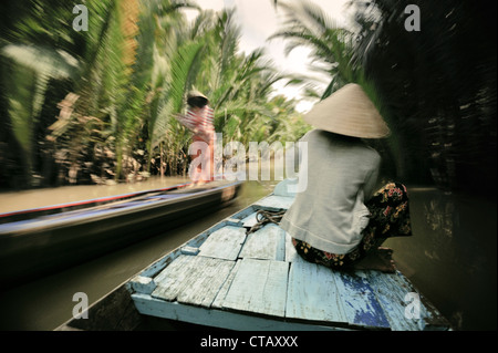 Mit einem Ruderboot entlang Mekong Kanal, Mekong-Delta, Vietnam Stockfoto