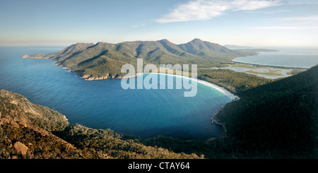 Panoramablick auf die Wineglass Bay von Mount Amos, Freycinet National Park, Tasmanien, Australien, Tasmanische See Stockfoto