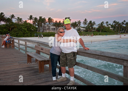 Älterer Mann und Frau genießen den Sonnenuntergang von dem Naples Florida Fishing Pier. Stockfoto