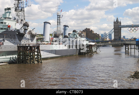 Themse an der Tower Bridge mit Olympischen Ringen hängend Überbau. London. England. Gesehen von HMS Belfast Stockfoto