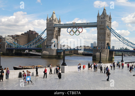 Tower Bridge mit Olympischen Ringen hängend Überbau. London. England. Gesehen von der Schaufel auf der South Bank Stockfoto