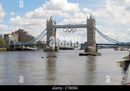 Tower Bridge mit Olympischen Ringen hängend Überbau. London. England. Gesehen von der Schaufel auf der South Bank Stockfoto