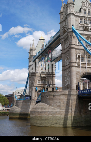 Themse an der Tower Bridge mit Olympischen Ringen hängend Überbau. London. England. Vom Südufer aus gesehen Stockfoto