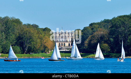 Segelboote auf See Chiemsee, Herrenchiemsee Palast im Hintergrund, Chiemsee, Chiemgau, Oberbayern, Deutschland Stockfoto