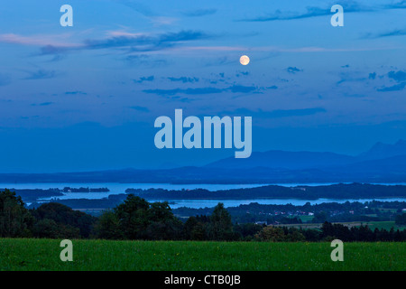 Blick vom Ratzinger Hoehe über See Chiemsee und Fraueninsel, Chiemgau, Oberbayern, Deutschland Stockfoto