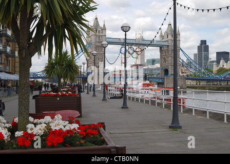 Tower Bridge mit Olympischen Ringen hängend Überbau. London. England. Gesehen von Butlers Wharf Stockfoto