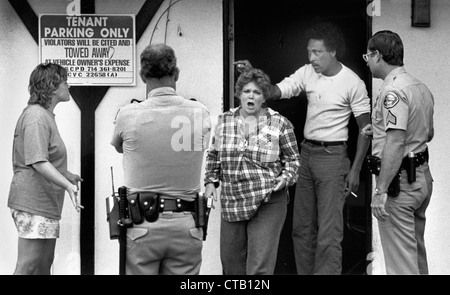 Polizei Eingreifen in einen Streit zwischen Nachbarn in einem Motel in San Clemente, CA. Stockfoto