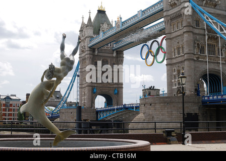 Tower Bridge mit Olympischen Ringen hängend Überbau. London. England. Von St. Katherines Dock betrachtet. Stockfoto