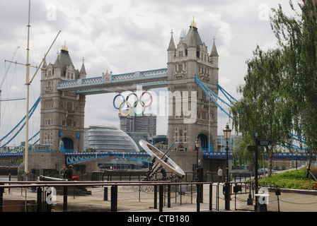 Tower Bridge mit Olympischen Ringen hängend Überbau. London. England. Von St. Katherines Dock betrachtet. Stockfoto