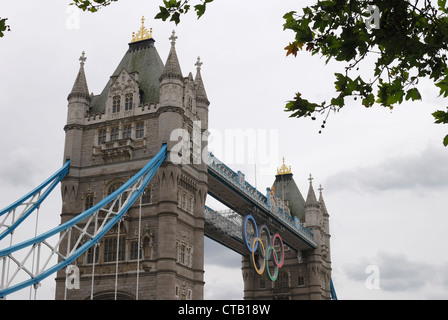 Tower Bridge mit Olympischen Ringen hängend Überbau. London. England. Aus dem Tower of London betrachtet. Stockfoto