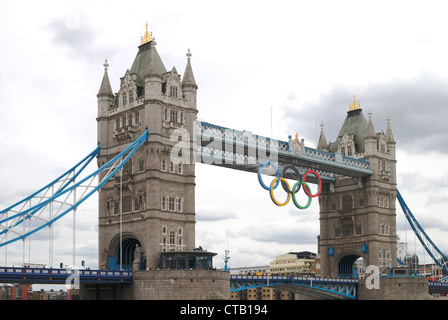 Tower Bridge mit Olympischen Ringen hängend Überbau. London. England. Aus dem Tower of London betrachtet. Stockfoto