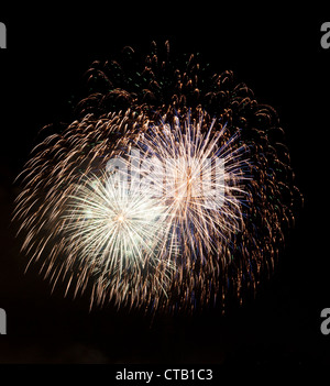 Feuerwerk in einem dunklen Himmel getrennt von Stadt und bereit für den Einsatz in anderen Bildern zu isolieren Stockfoto