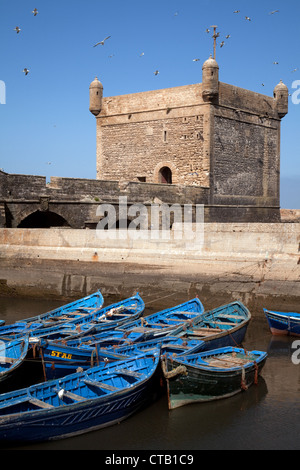 Traditionelle blaue Fischerboote im Hafen von der Scala Bastion, Essaouira, Marokko Afrika Stockfoto