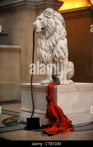 Die Ausstellung "Banksy Versus Bristol Museum" Juni 2009 - Löwe mit Resten von Ring-Meister Stockfoto