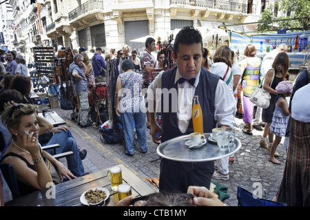 Kellner mit Tablett, Bar, Plaza Dorrego, San Telmo, Buenos Aires, Argentinien Stockfoto