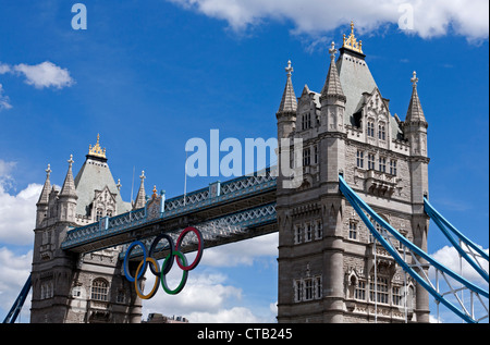 Olympische Ringe auf Tower Bridge Stockfoto