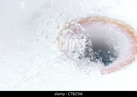 turbulente sprudelnde Strömung von Wasser in der Wanne Nahaufnahme Stockfoto