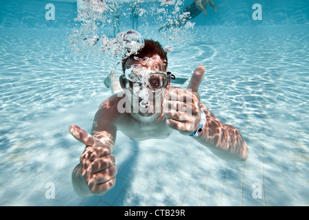 Man schwimmt unter Wasser im pool Stockfoto