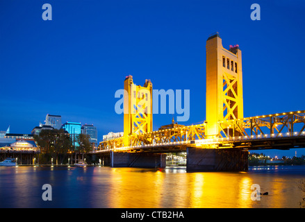 Golden Gates Zugbrücke in Sacramento in der Nacht Stockfoto