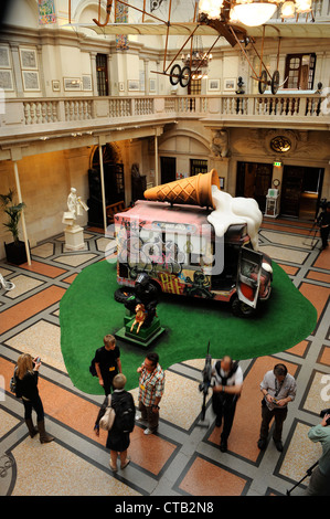 Ein Eis van unter dem Motto Kunst-Installation in der Ausstellung "Banksy Versus Bristol Museum" Juni 2009 Stockfoto