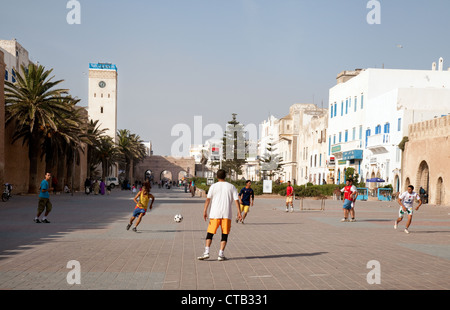 Arabische Jugendliche spielen Fußball auf den Gassen in der Medina Essaouira, Marokko Afrika Stockfoto