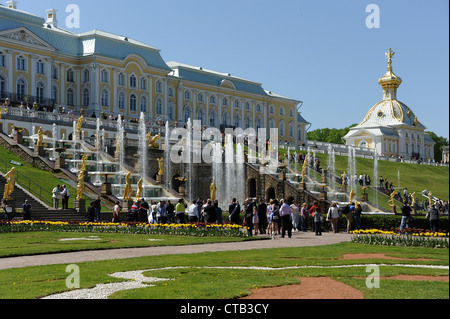 Prächtigen Palast, Kaskade von Brunnen, goldene Statuen und Gärten von Peterhof (Petrodvotets). Stockfoto