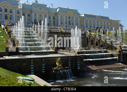 Prächtigen Palast, Brunnen, Statuen von Peterhof (Petrodvotets). Stockfoto