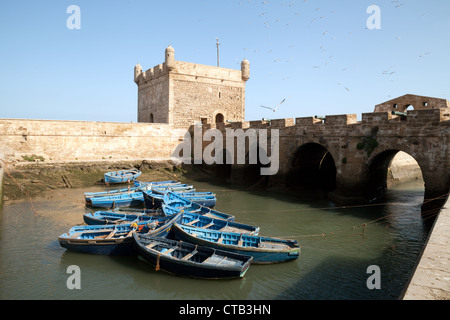 Essaouira, Marokko, Fischerboote im Hafen mit Wällen, Essaouira, Marokko, Afrika Stockfoto