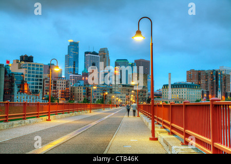 Die Innenstadt von Minneapolis, Minnesota in der Nacht von den berühmten Steinbogenbrücke aus gesehen Stockfoto